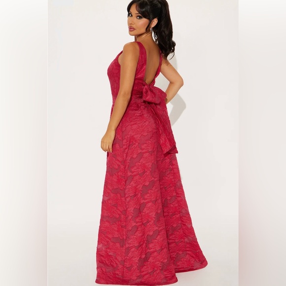 Elegant Red Textured A-Line Evening Dress - Picture 15 of 16